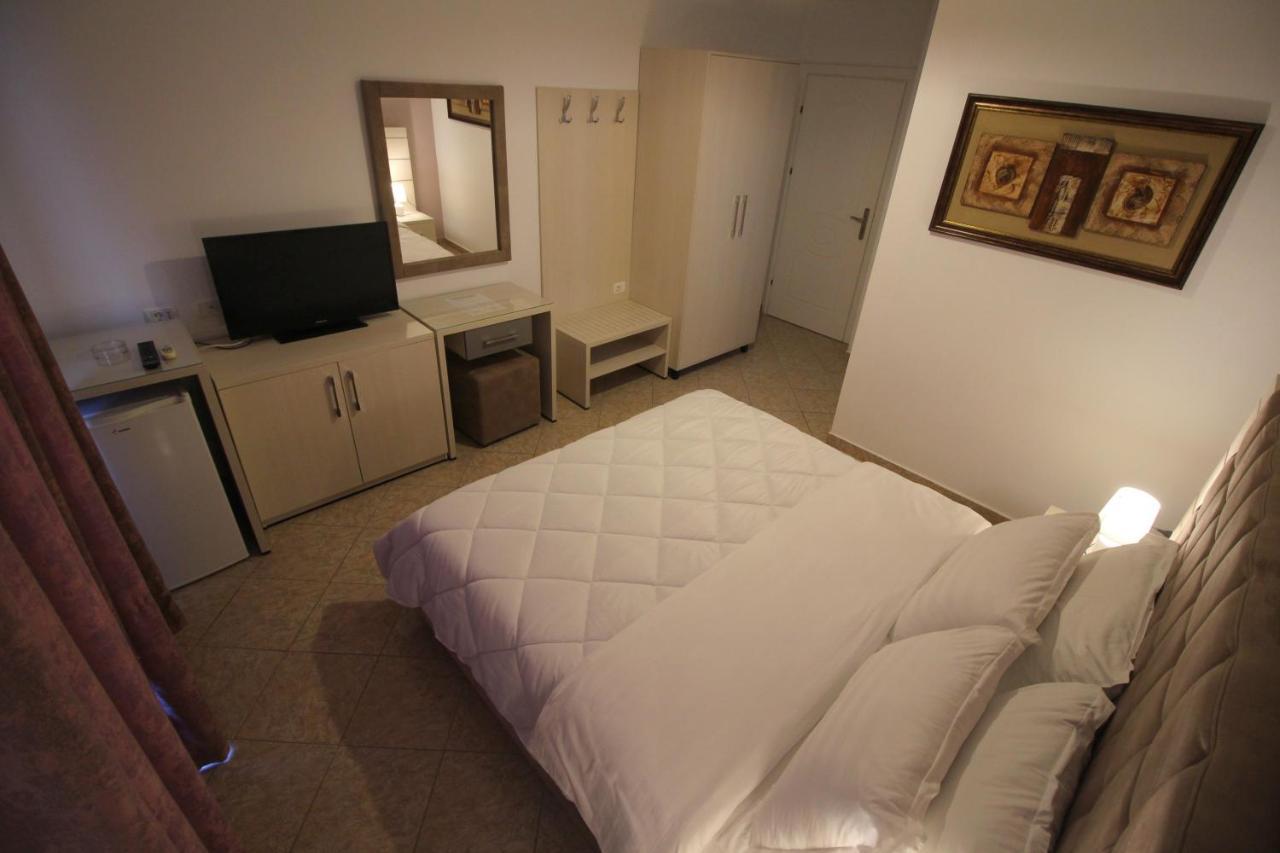 Julia Hotel Sarande Exterior photo